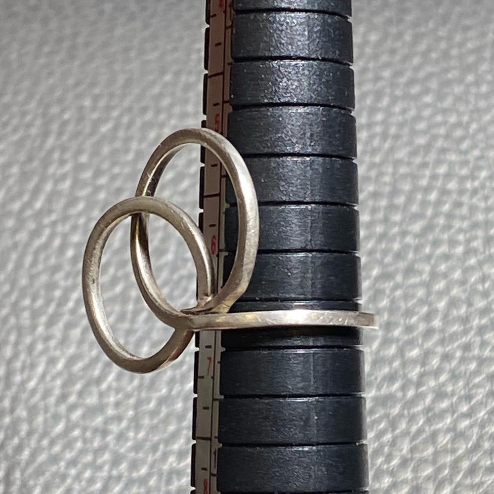 Elegant Silver Interlocking Rings - image 3